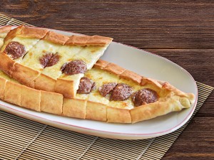 Uzunlar Kebap / Sucuklu Kaşarlı Pide